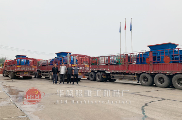 哈密客戶一次訂購十臺1510液壓對輥破碎機(jī)前三臺發(fā)貨現(xiàn)場 