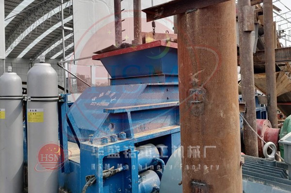 大型液壓對(duì)輥制砂機(jī)西華安裝現(xiàn)場